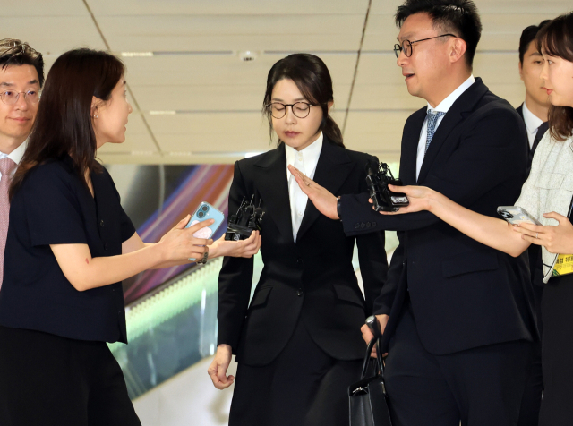 윤석열 전 대통령 부인 김건희 여사가 지난 6일 서울 종로구 KT광화문빌딩 웨스트에 마련된 민중기 특별검사팀에서 피의자 신분으로 조사를 받고 귀가하고 있다. 연합뉴스