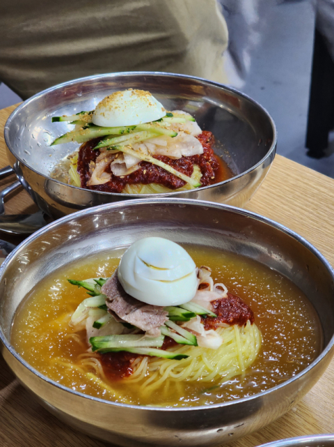 대가면옥의 비빔밀면과 물밀면.