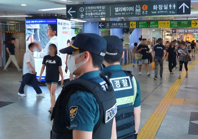 부산 도시철도 서면역에서 경찰이 경계근무를 서고 있다. 이재찬 기자 chan@