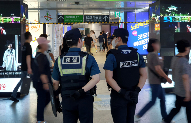 부산 서면역에서 순찰 중인 경찰. 부산일보DB