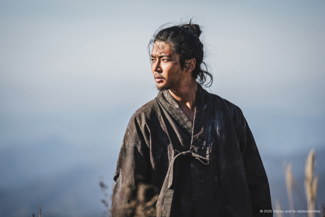 디즈니+의 9부작 드라마 시리즈 '탁류' 스틸컷. BIFF 제공