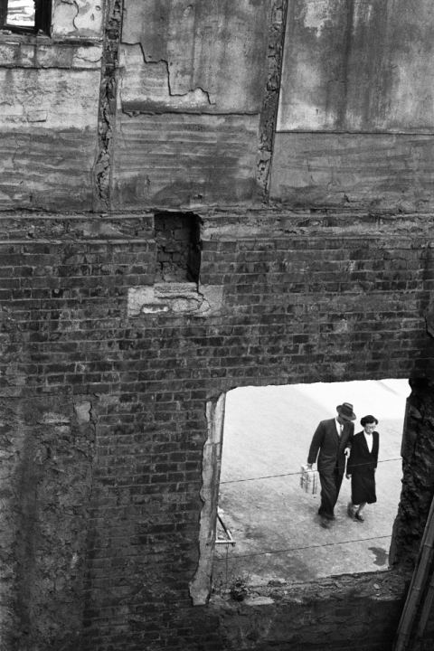 [김경진의 기록으로 그림 읽기] 전쟁을 겪고도 인간 본성을 간직한 시절, 그때 그 사진