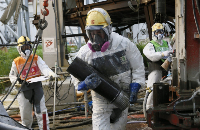 일본 후쿠시마 제1원전에서 방호복 등 장비를 착용한 작업자들이 해체 작업을 진행하고 있다. 후쿠시마 원전은 폭발 사고 여파로 작업 난이도가 올라가 해체 과정에서 크고 작은 사고들이 이어졌다. EPA연합뉴스