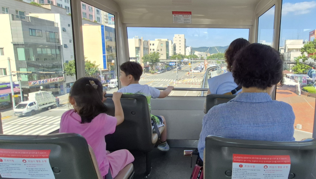 한 가족이 울산 장생포모노레일을 타고 장생포고래문화특구 일대를 둘러보고 있다. 남태우 기자