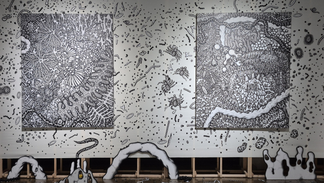 울산 장생포문화창고 3층 갤러리에서 진행 중인 전시회에 걸린 그림들. 남태우 기자