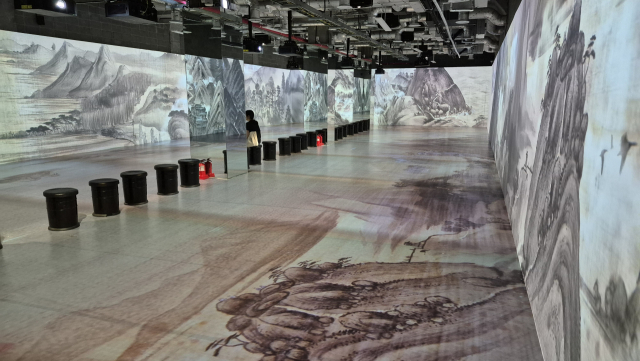 한 관람객이 울산 장생포문화창고 미디어아트 전시관에서 조선 3대 화가의 작품을 재생한 영상을 관람하고 있다. 남태우 기자