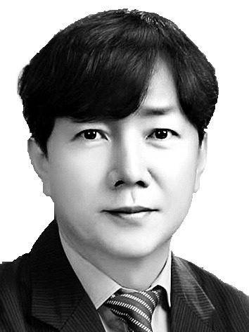 [강윤경 칼럼] 우리는 다른 나라에 산다