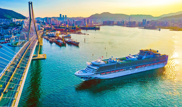 부산항국제여객터미널에서 출발해 부산항 대교를 가로지르는 초대형 크루즈선 ‘다이아몬드 프린세스’호. 김종진 기자 kjj1761@