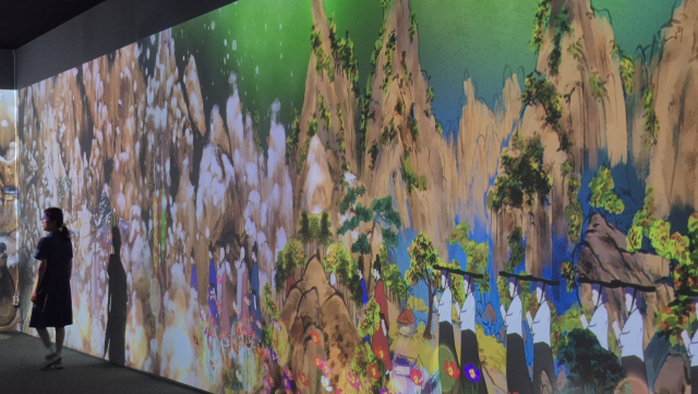 한 관람객이 대장경테마파크 기록문화관 3층 인터랙티브 미디어아트 ‘이운의 사계’를 둘러보고 있다. 남태우 기자