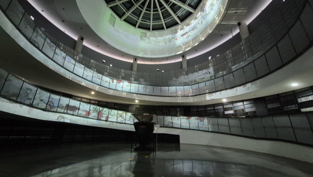 대장경테마파크 대장경천년관 입구로 사용되는 특이한 형태의 원형 계단. 남태우 기자