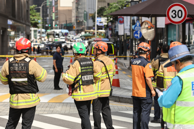 8월 5일 서울 중구 명동 신세계백화점 본점에 폭발물을 설치했다는 협박 글이 인터넷 커뮤니티에 올라와 소방 대원들이 출동해 있다. 연합뉴스