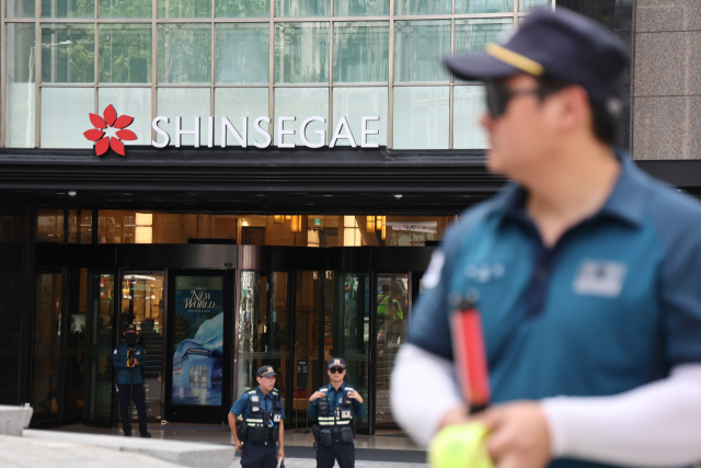 8월 5일 서울 중구 명동 신세계백화점 본점에 폭발물을 설치했다는 협박 글이 인터넷 커뮤니티에 올라와 출동한 경찰이 주변을 통제하고 있다. 연합뉴스