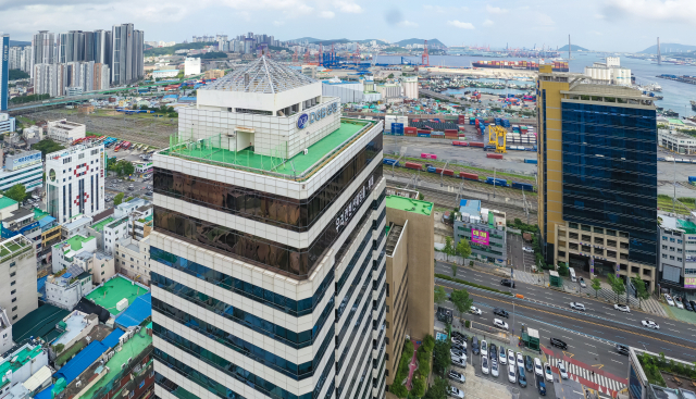 해양수산부 임시 청사로 결정된 부산 동구 수정동 IM빌딩과 일대 전경. 김종진 기자 kjj1761@