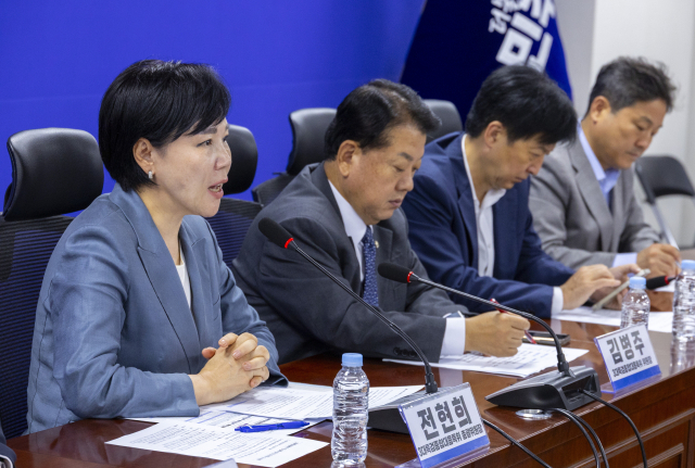 더불어민주당 전현희 3대 특검 종합 대응특위 총괄 위원장이 8일 국회에서 열린 특검 대응특위 전체 회의에서 발언하고 있다. 연합뉴스