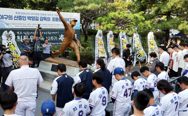 2023년 9월 12일 거행된 고 최동원 감독 12주기 추모행사 장면. 부산일보DB
