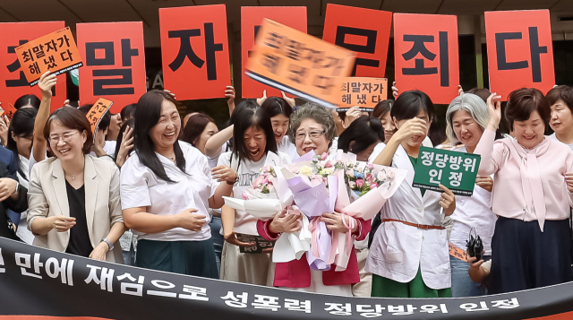 61년 전 성폭행에 저항하는 과정에서 가해자의 혀를 깨물어 1.5㎝가량 절단하는 상해를 입혔다는 이유로 가해자보다 더 중한 형을 선고받았던 최말자(79)씨가 10일 부산 연제구 부산지방법원에서 무죄 선고를 받고 기뻐하고 있다. 김종진 기자 kjj1761@