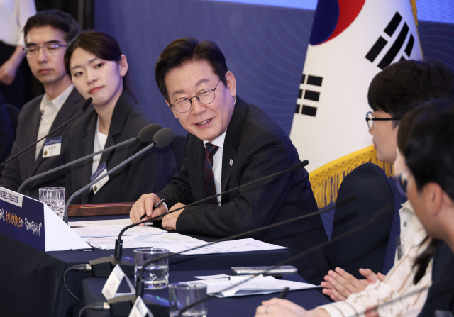 이재명 대통령이 10일 서울 마포구 프론트원에서 열린 국민성장펀드 보고대회에서 참석자와 자유토론을 하고 있다. 연합뉴스