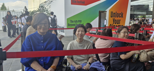 드랍존 맨 앞자리를 차지한 일본인 츠카다 세츠코(왼쪽) 씨와 다카하시 아키에 씨. 이들은 이날 오전 6시부터 줄을 서고 있다. 입장은 오후 4시부터 가능하다. 김희돈 기자