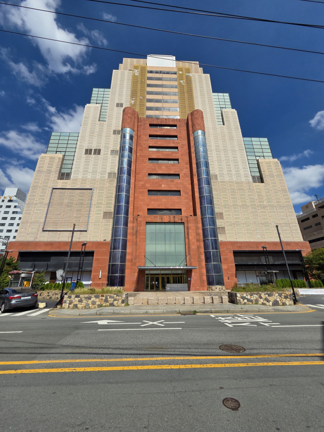 28일 경남 창원시 마산합포구 신포동 1년 전 문을 닫은 롯데백화점 마산점 정문 앞 도로에 행인이 모습이 보이지 않는다. 강대한 기자