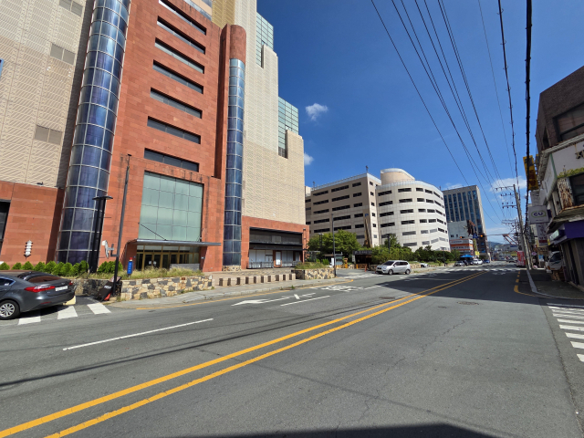 28일 경남 창원시 마산합포구 신포동 1년 전 문을 닫은 롯데백화점 마산점 정문 앞 도로에 행인이 모습이 보이지 않는다. 강대한 기자