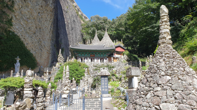 수많은 탑으로 둘러싸인 마이산 두 봉우리 아래 탑사. 남태우 기자
