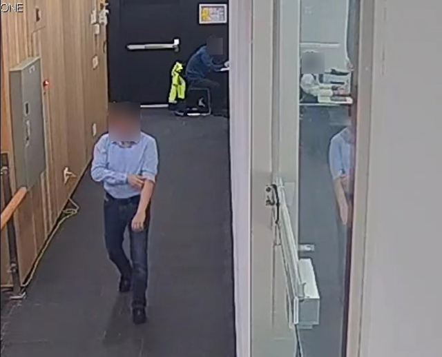 2023년 12월 12일 부산 동구 초량동 주부산 카자흐스탄 영사관에서 아얀 카샤바예프 전 총영사가 당시 계약직 직원 A 씨를 폭행하기 전 복도에서 셔츠 소매를 걷는 CCTV 장면. 부산일보DB