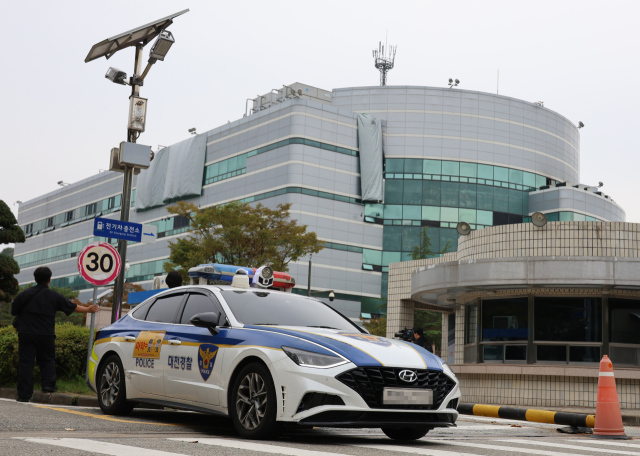 대전 유성구 국가정보자원관리원(국정자원) 화재를 수사하는 대전경찰청 전담수사팀이 지난 2일 오전 국정자원 압수수색에 돌입했다. 지난달 26일 정부 전산시스템이 있는 국정자원에서 리튬이온배터리 화재가 발생해 정부 전산 서비스가 대규모로 마비된 바 있다. 연합뉴스