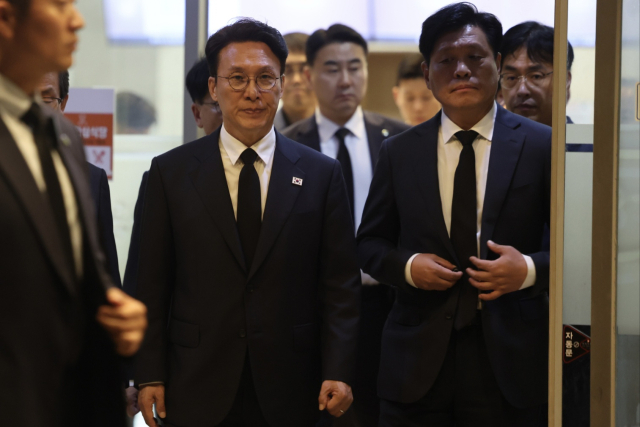 김민석 국무총리가 3일 세종시의 한 장례식장에 마련된 국가전산망 담당 행정안전부 공무원 빈소를 찾아 조문하고 있다. 총리실 제공