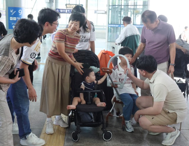 추석 연휴를 하루 앞둔 지난 2일 오후 부산 동구 부산역에서 마중 나온 어르신들이 아들 부부와 손주를 반기며 함박웃음을 짓고 있다. 연합뉴스