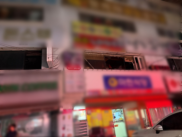 7일 오전 1시 20분께 부산 영도구 동삼동 한 4층 건물 2층 노래연습장에서 불이 나 1명이 숨지고 6명이 다쳤다. 부산 영도경찰서 제공