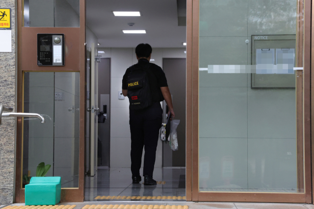 13일 오전 경기도 의정부시의 한 아파트에서 칼부림 사건이 발생해 경찰 관계자가 현장 조사를 위해 이동하고 있다. 연합뉴스