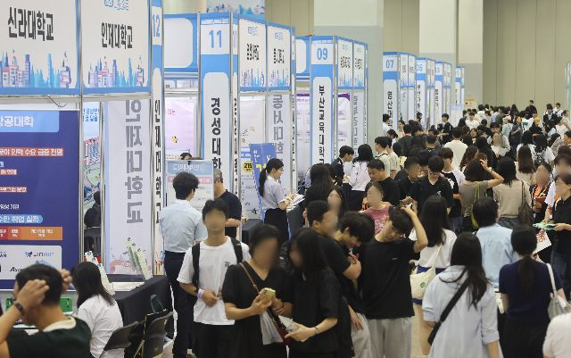 지난해 열린 ‘2025대입상담캠프’에서 대학별 상담 및 대입정보를 제공하는 대입정보관이 참가 학생들로 붐비고 있다. 부산일보DB