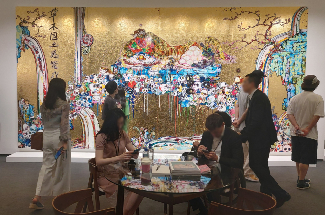 프리즈 서울 2025 현장(가고시안 갤러리에 출품된 무라카미 다카시 작품). 김경진 제공