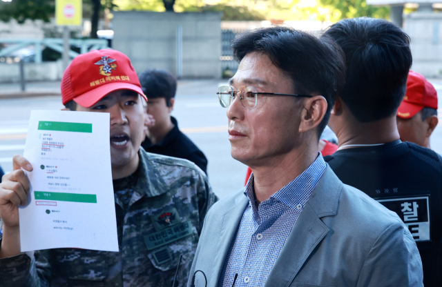 임성근 전 해병대 1사단장이 2025년 9월 11일 서울 서초구 순직해병특검 사무실 앞에서 특검팀과의 면담을 시도하다가 출입이 막힌 뒤 해병전우회원들의 항의를 받고 있다. 연합뉴스
