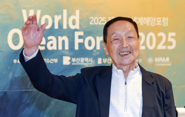 22일 제19회 세계해양포럼 연계행사인 대한민국 해양인의 밤에서 제16회 대한민국 해양대상을 수상한 김영치 남성해운 회장이 활짝 웃고 있다. 김종진 기자 kjj1761@