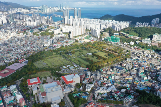 23일 재한유엔기념공원 국제관리위원회(CUNMCK) 정기총회에서 유엔기념공원 일대 건축물 규제 완화가 공식 안건으로 다뤄졌다. 부산 남구 유엔기념공원 일대 모습. 김종진 기자 kjj1761@