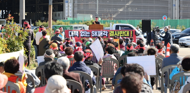 SK오션플랜트 사업장이 있는 고성 동해면 주민들로 구성된 동해면발전위원회는 ‘SK 매각 반대 대책위원회’를 꾸리고 매각 저지에 나섰다. 부산일보DB