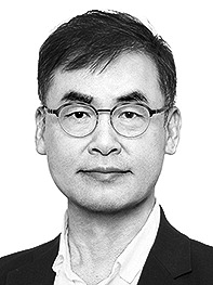 [오션 뷰] 부산항 위기 극복, '영토' 확장이 핵심