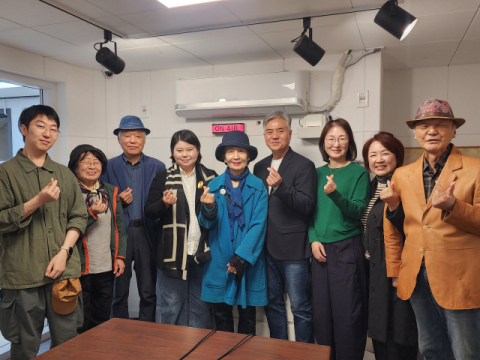 연제FM 진행자와 스태프들이 스튜디오에 모였다.