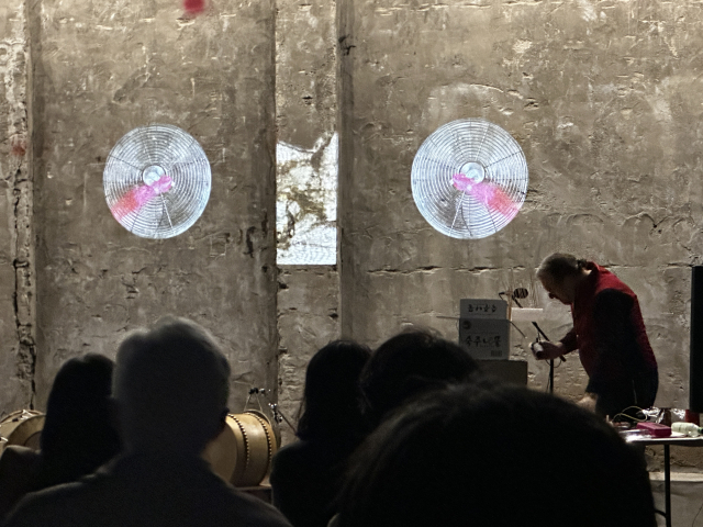 부산판화가협회 ‘판의 경계, 경계의 포구’ 개막식(9월 30일) 공연으로 선보인 독일 ‘앙상블 KNM 베를린’의 연주 모습. 김은영 기자 key66@