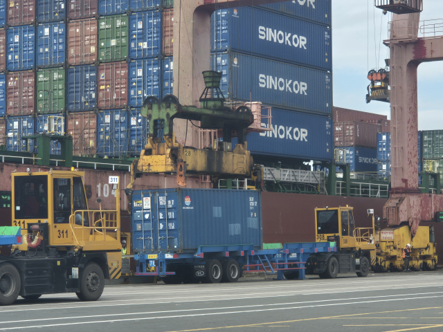 부산북항 소재 신선대감만터미널(BPT)에서 안벽 크레인이 작업하고 있다. BPT 제공