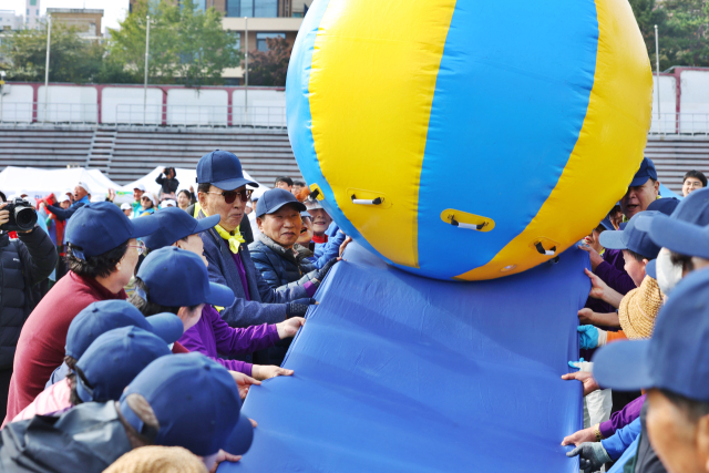 지난달 31일 서울 용산구 효창운동장에서 열린 '제25회 대한노인회 서울시연합회 시니어 올림픽'에서 어르신들이 시너지 파워 릴레이 공 굴리기 경기를 하고 있다. 연합뉴스