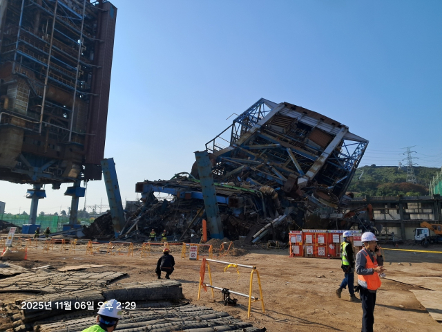 6일 오후 2시 29분 촬영된 울산 남구 울산화력발전소 구조물 붕괴 현장. 보일러 건물로 추정되는 구조물이 엄청난 굉음과 함께 무너져 내려 거대한 철골 더미로 변해있다. 현장에는 관계자들이 나와 사고 현장을 수습 중이다. 울산소방본부 제공