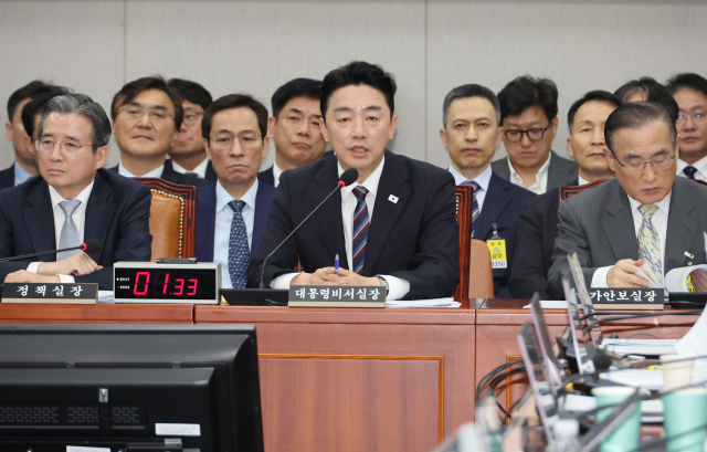 강훈식 대통령 비서실장이 6일 서울 여의도 국회에서 열린 운영위원회의 대통령비서실과 국가안보실, 대통령경호처 등에 대한 국정감사에서 위원 질의에 답하고 있다. 연합뉴스