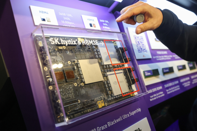 11월 3일 서울 강남구 코엑스에서 열린 ‘SK AI 서밋 2025’ 전시장에 SK하이닉스의 고대역폭 메모리 HBM3E가 전시돼 있다. 연합뉴스