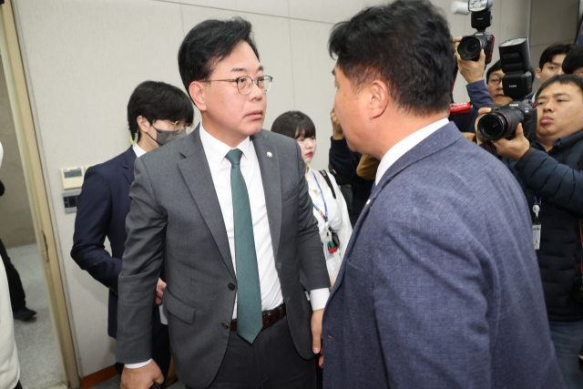 국민의힘 송언석 원내대표와 더불어민주당 이기헌 의원이 6일 충돌하고 있다. 연합뉴스