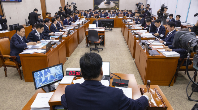 어기구 국회 농림축산식품해양수산위원회 위원장이 7일 국회에서 열린 농해수위 전체 회의에서 부산 해양수도 이전기관 지원에 관한 특별법을 통과 시키고 있다. 연합뉴스