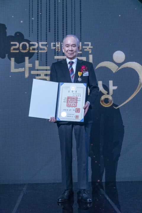 “남의 옷을 지으며, 내 마음을 꿰매왔다”