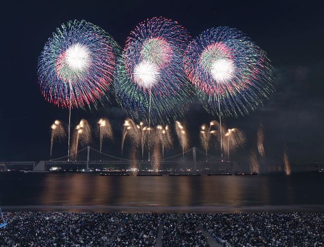 지난해 열린 '제19회 부산불꽃축제' 당시 광안리해수욕장 일대에서 광안대교를 배경으로 화려한 불꽃쇼가 펼쳐지고 있다. 정대현 기자 jhyn@