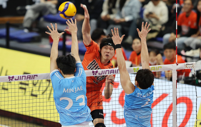 9일 부산 강서실내체육관에서 열린 프로배구 V리그 남자부 OK저축은행 읏맨과 대한항공 점보스의 경기. OK저축은행의 전광인이 스파이크하고 있다. 이재찬 기자 chan@